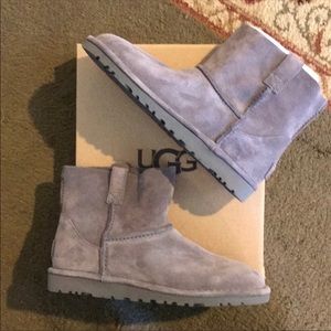 Mini unlined UGG boots. Grey